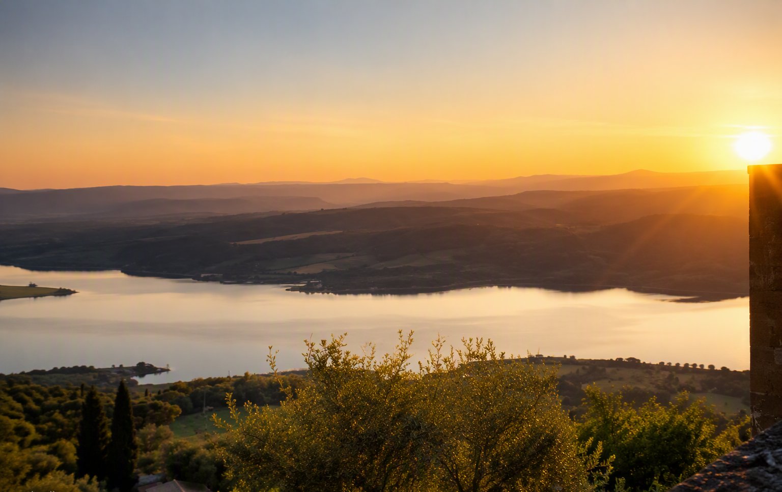 Il tramonto sul Lago di Corbara